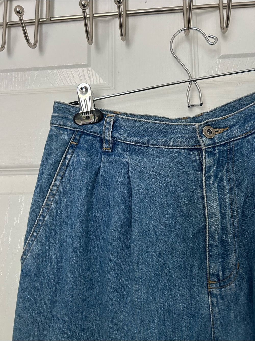 Liz Claiborne Relaxed Fit Pleated Women's Blue Denim Jeans - Picture 3 of 5